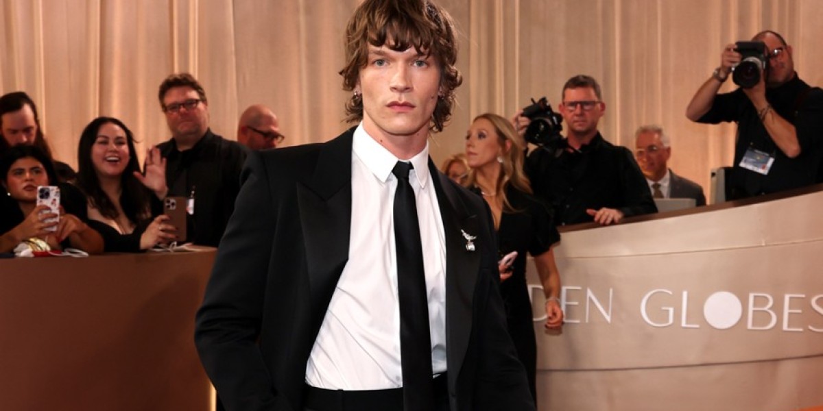 Connor Storrie Hosting SNL – Mumford & Sons Guest